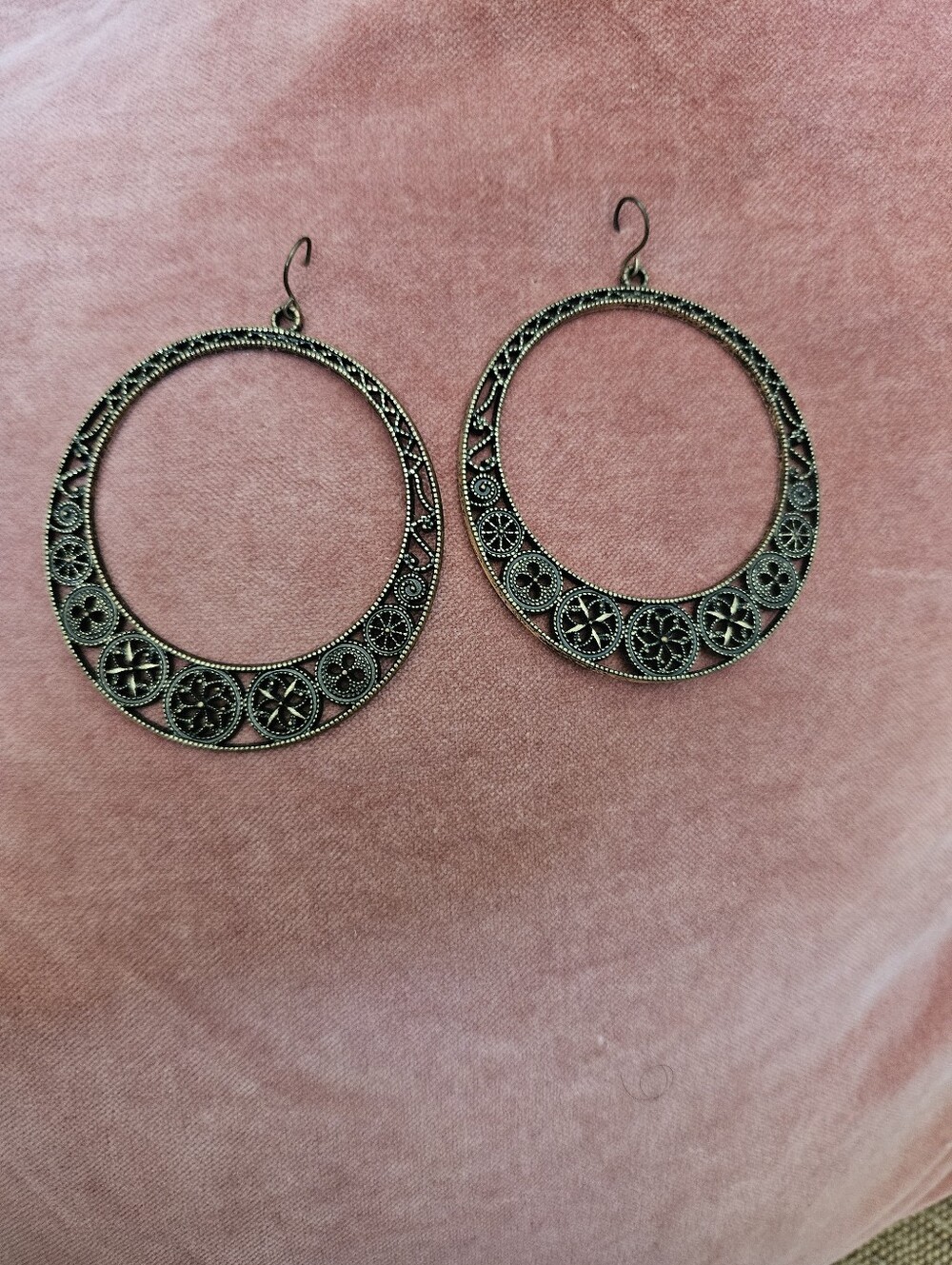 Round earrings, black and gold tone